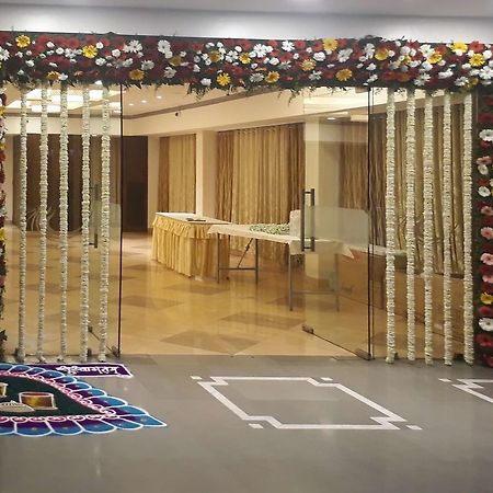 Hotel Utsav Deluxe ปูเน่ ภายนอก รูปภาพ