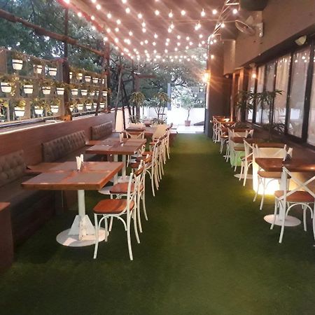 Hotel Utsav Deluxe ปูเน่ ภายนอก รูปภาพ