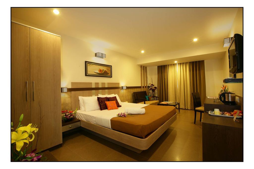 Hotel Utsav Deluxe ปูเน่ ภายนอก รูปภาพ