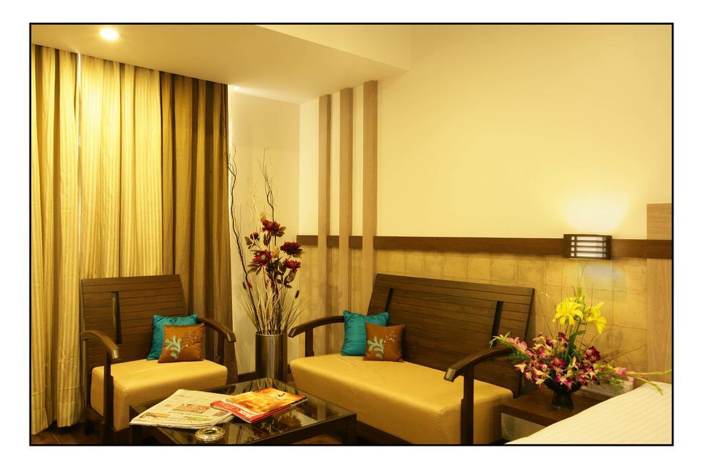 Hotel Utsav Deluxe ปูเน่ ภายนอก รูปภาพ