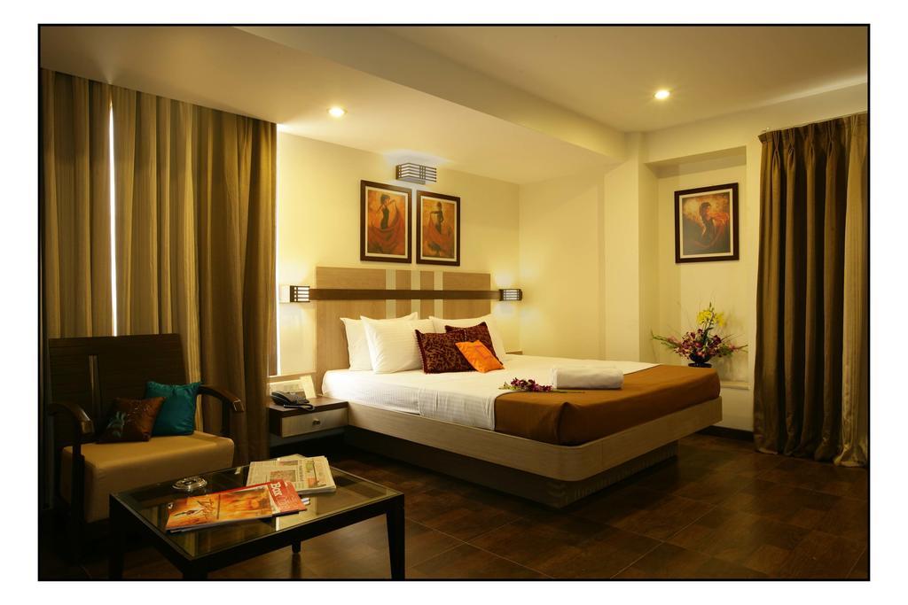 Hotel Utsav Deluxe ปูเน่ ภายนอก รูปภาพ