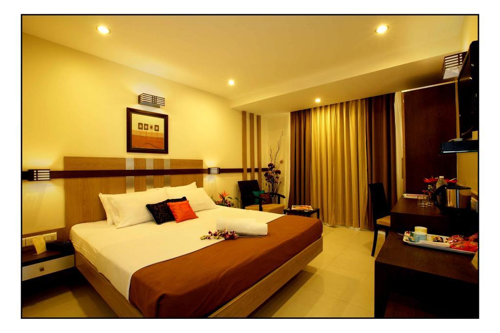 Hotel Utsav Deluxe ปูเน่ ภายนอก รูปภาพ