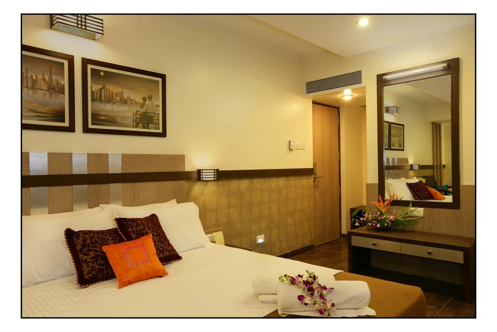 Hotel Utsav Deluxe ปูเน่ ภายนอก รูปภาพ
