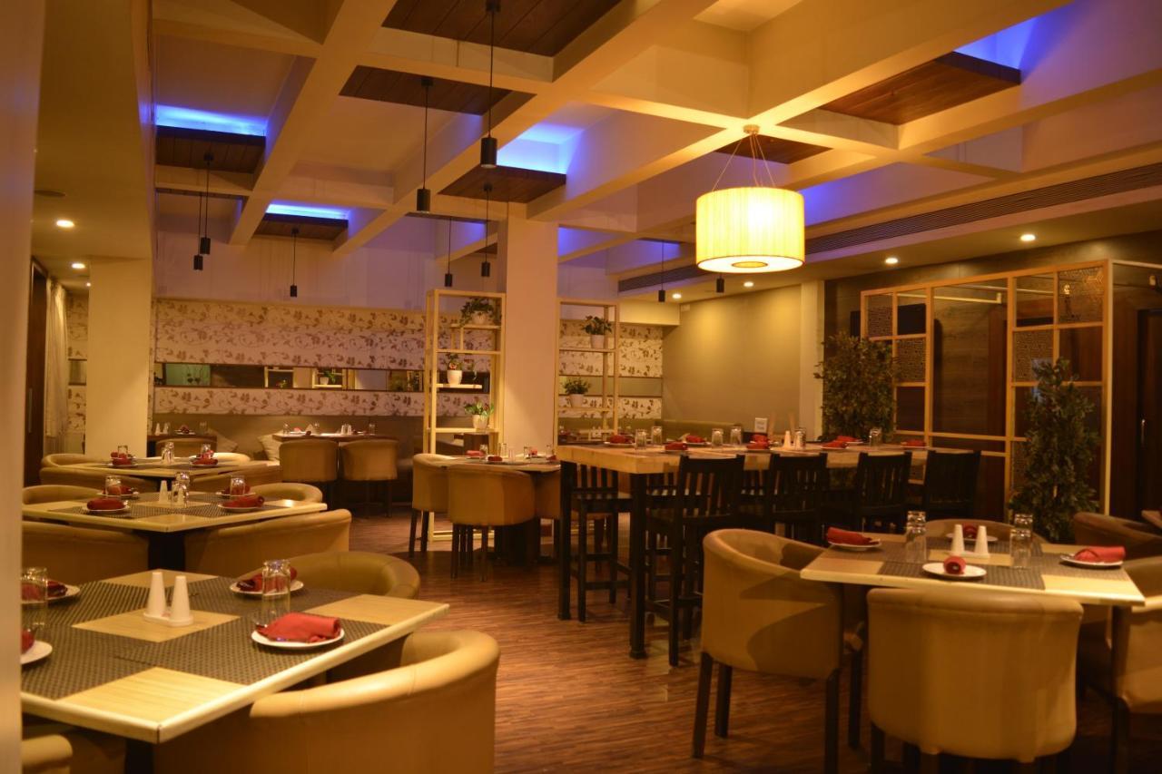 Hotel Utsav Deluxe ปูเน่ ภายนอก รูปภาพ
