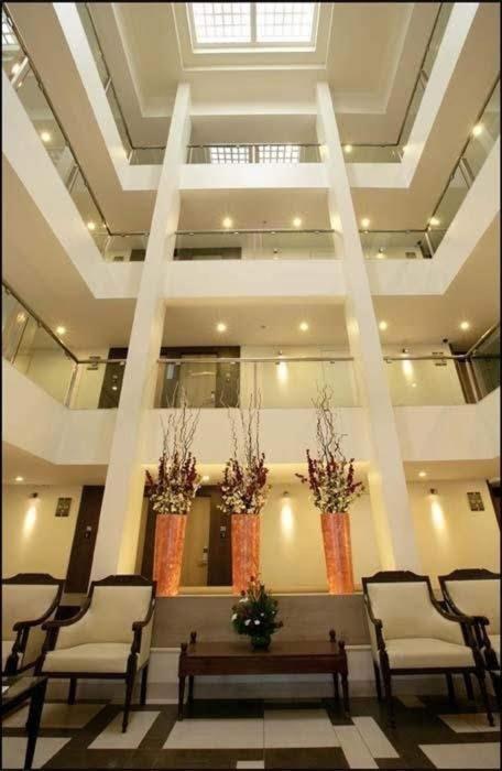 Hotel Utsav Deluxe ปูเน่ ภายนอก รูปภาพ