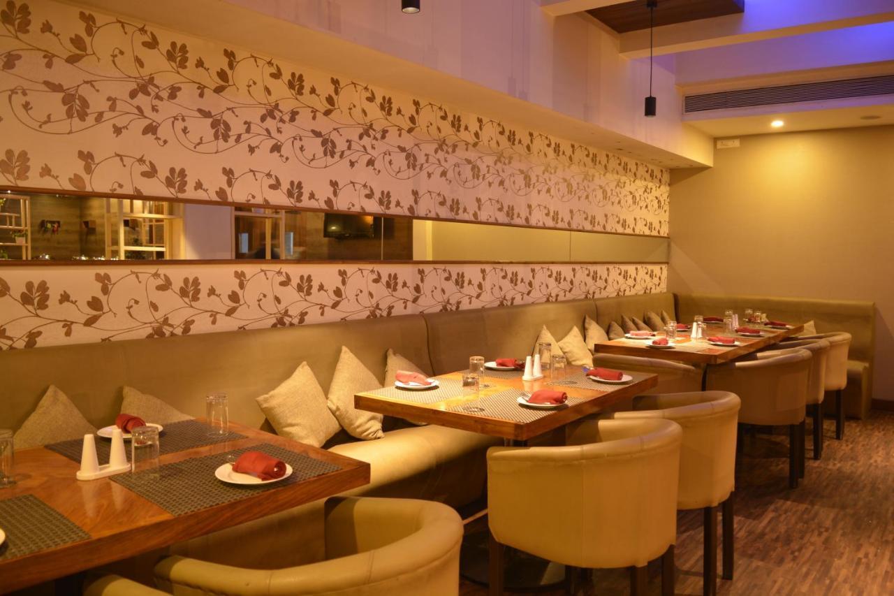 Hotel Utsav Deluxe ปูเน่ ภายนอก รูปภาพ