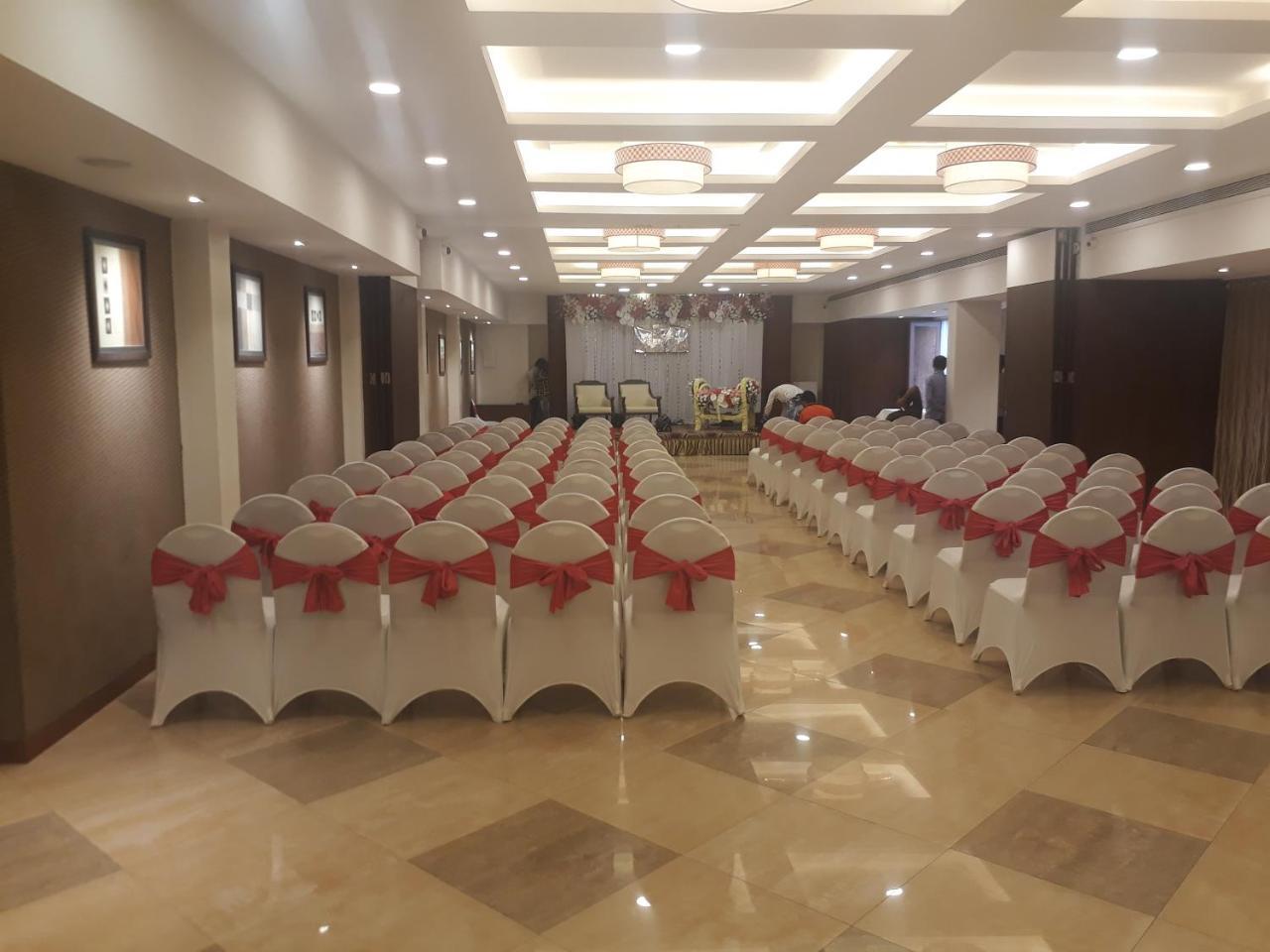 Hotel Utsav Deluxe ปูเน่ ภายนอก รูปภาพ