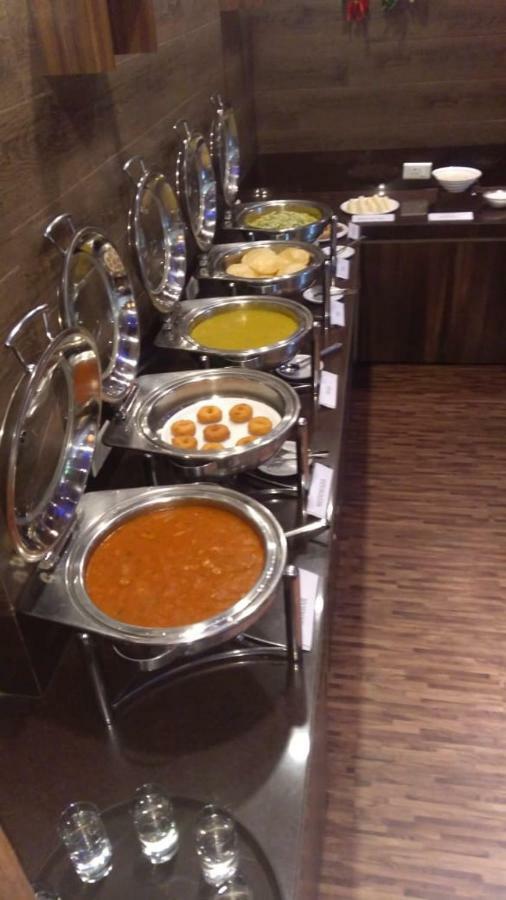 Hotel Utsav Deluxe ปูเน่ ภายนอก รูปภาพ