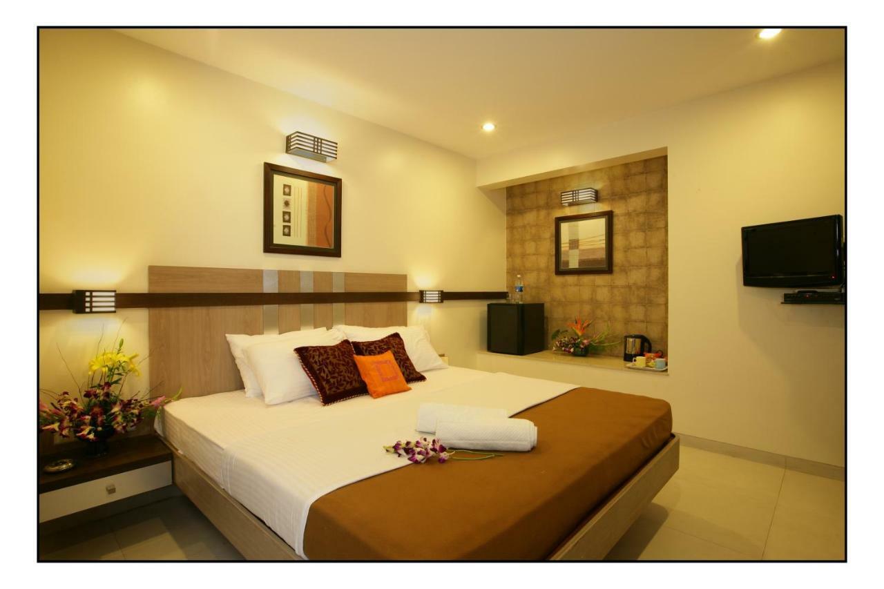 Hotel Utsav Deluxe ปูเน่ ภายนอก รูปภาพ