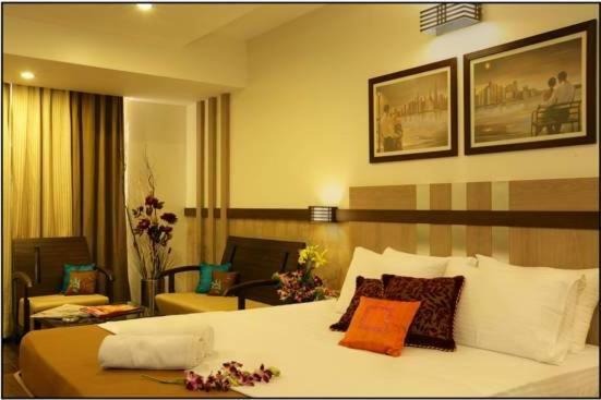 Hotel Utsav Deluxe ปูเน่ ภายนอก รูปภาพ